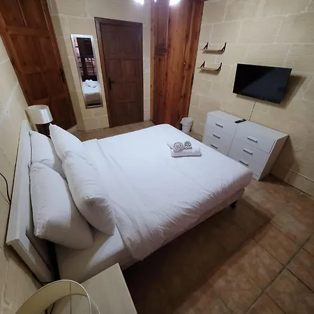 Under New Management! Sant Antnin Luxurious With Pool Sannat Near Victoria Gozo Family Friends Couples Views Balcony Roof Terrace Romantic Getaway ヴィラ