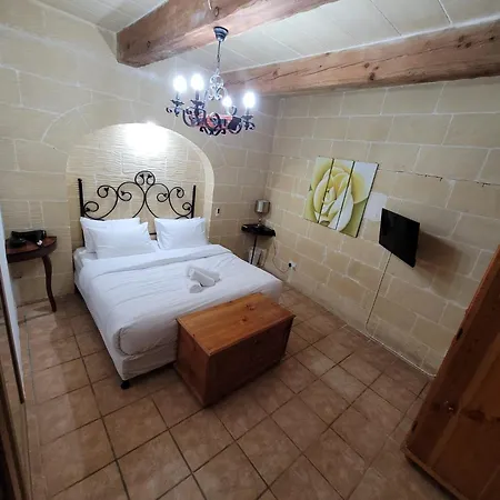 Under New Management! Sant Antnin Luxurious With Pool Sannat Near Victoria Gozo Family Friends Couples Views Balcony Roof Terrace Romantic Getaway ヴィラ
