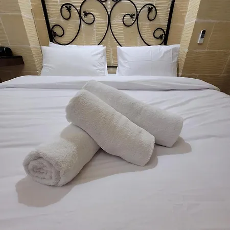 Under New Management! Sant Antnin Luxurious With Pool Sannat Near Victoria Gozo Family Friends Couples Views Balcony Roof Terrace Romantic Getaway ヴィラ Munxar